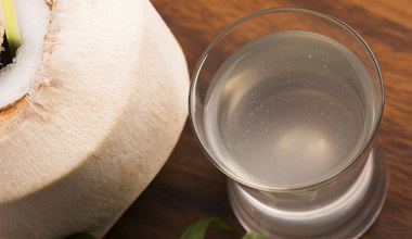 Woda kokosowa - zdrowy zamiennik słodkich napojów. Gasi pragnienie, zbija cholesterol i nawilża skórę