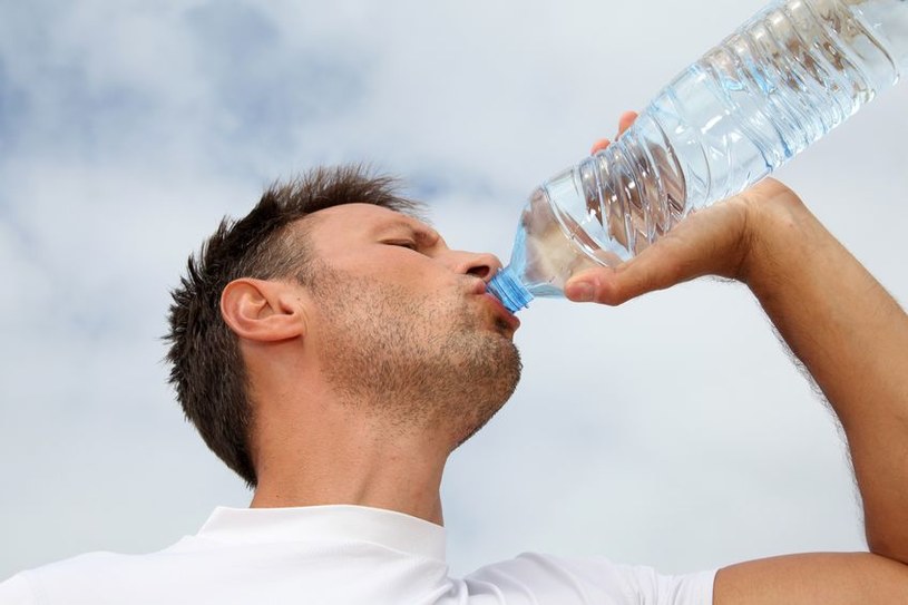 Woda mineralna jest dobrym wyborem dla osób, które uprawiają sport, są aktywne fizycznie a także dla tych, którzy mają niedobory składników mineralnych /123RF/PICSEL