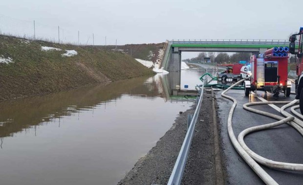 Woda nie stoi już na drodze S6. Roztopy spowodowały spore utrudnienia