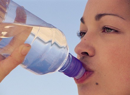 Woda pita przez matkę jest niezbędna do produkcji płynu owodniowego. /ThetaXstock