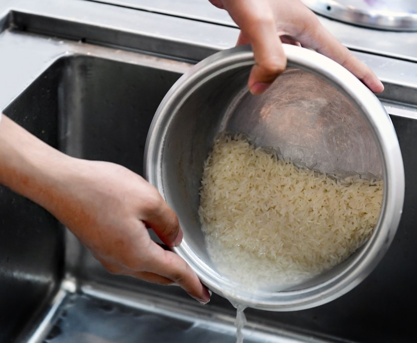 Woda po gotowaniu ryżu jest bogata w wiele dobroczynnych składników i może posłużyć jako naturalny "kosmetyk" /123RF/PICSEL