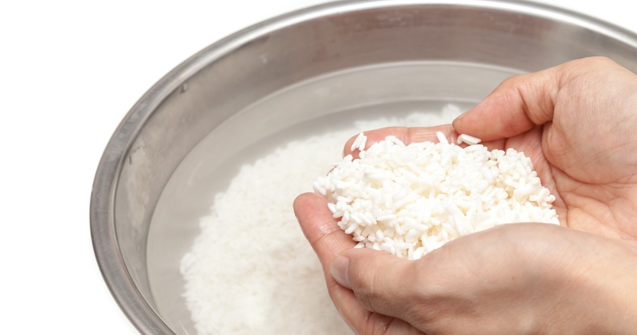 Woda po gotowaniu ryżu ma niezwykłe właściwości /123RF/PICSEL