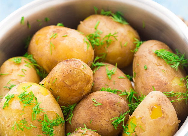 Woda po gotowaniu ziemniaków jest znakomitym, naturalnym nawozem. /123RF/PICSEL