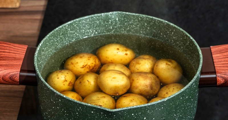 Woda po ziemniakach to jeden z najlepszych naturalnych nawozów do roślin doniczkowych /Pixel