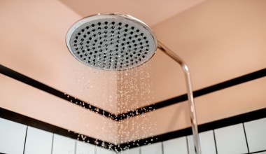 Woda pod prysznicem wolno spływa? Zamiast wzywać hydraulika, wsyp to do odpływu
