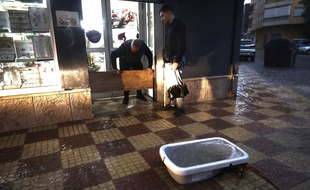 Woda porwała kierowców. Powódź w Hiszpanii