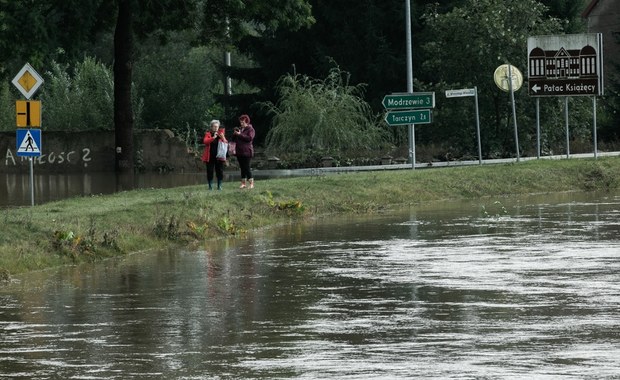 Woda powodziowa może przenosić szereg chorób. GIS wydał komunikat 