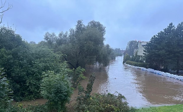 Woda przelewa się przez wały. W Jeleniej Górze trwa ewakuacja 