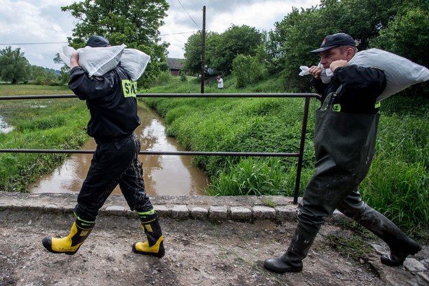 Przerwany wał przeciwpowodziowy w powiecie kłobuckim