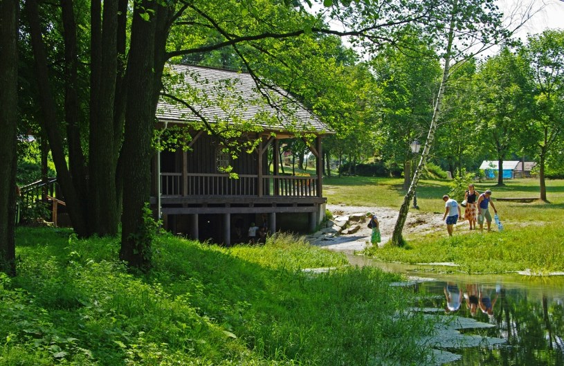 Woda rozsławiła małą polską wieś. Ludzie wierzą, że ma niezwykłą moc 