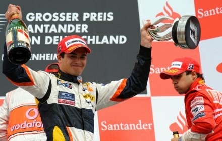 Woda sodowa ani, bąbelki z szampana nie uderzyły do głowy Nelsonowi Piquet. /AFP