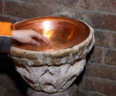Woda święcona w kościele źródłem groźnych bakterii!