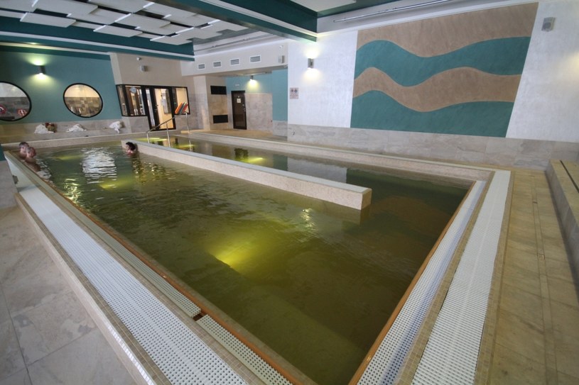 Woda w basenach siarczkowych ma specyficzny kolor i zapach /Łukasz Zarzycki /Agencja FORUM