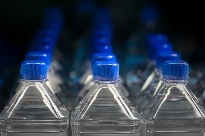 Woda w butelce nie jest czysta? /123RF/PICSEL