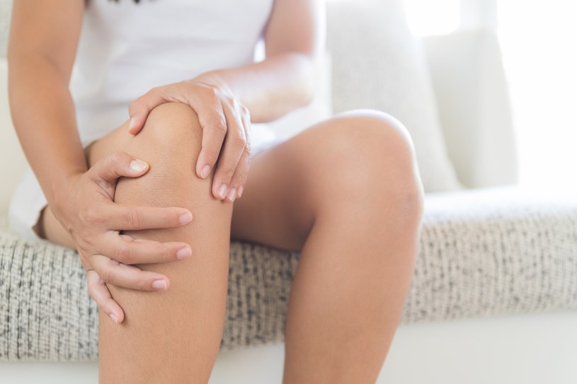 Woda w kolanie najczęściej pojawia się pod wpływem urazu stawu kolanowego. Ale przyczyną może być również choroba /123RF/PICSEL