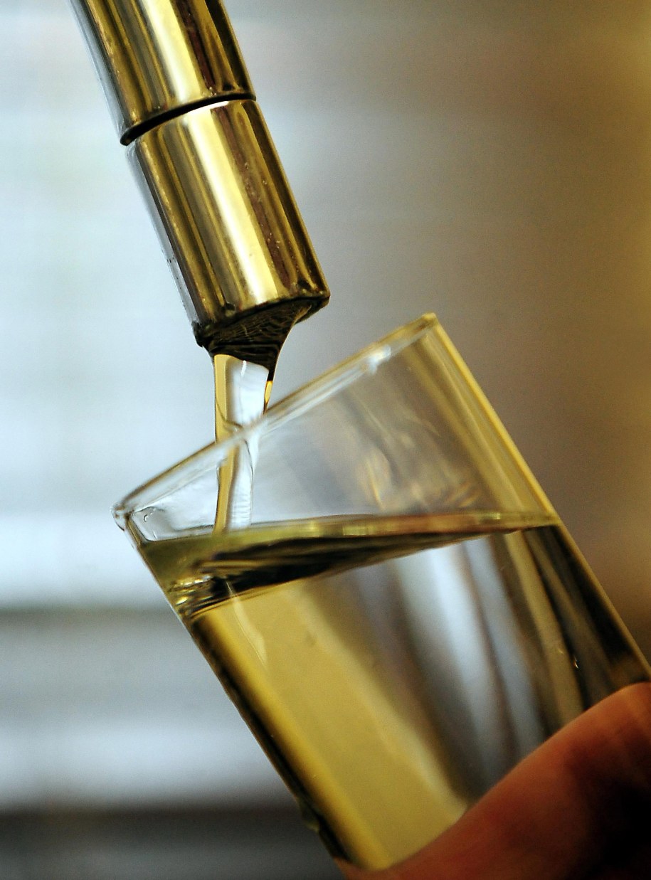 Woda w kranach jest niezdatna do picia /Rui Vieira    /PAP/EPA