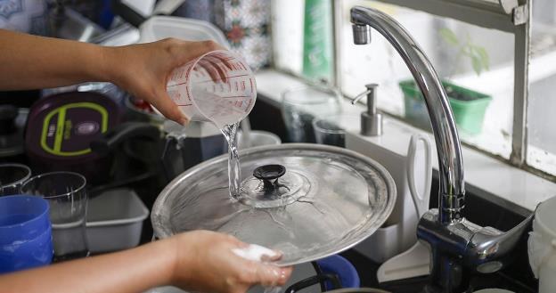 Woda w kranie lepsza niż z butelki! /AFP