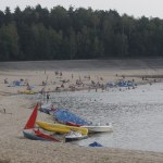 Woda w popularnym zalewie opadła o trzy metry. Mieszkańcy załamani