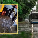 Woda wdarła się do autobusu miejskiego. Niecodzienne sceny