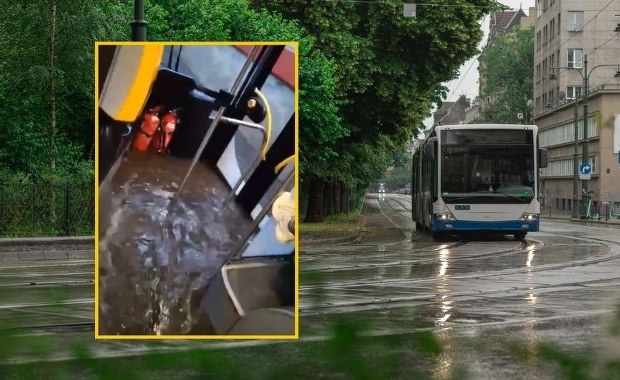 Woda wdarła się do autobusu miejskiego. Niecodzienne sceny