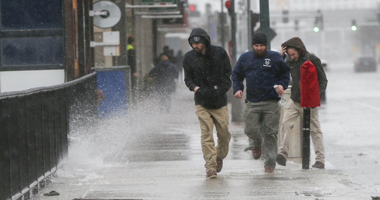 Woda z Atlantyku wdarła się na ulice Bostonu