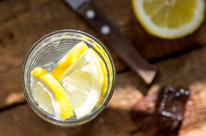 Woda z cytryną - jakie właściwości się jej przypisuje?