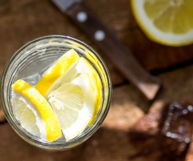 Woda z cytryną - jakie właściwości się jej przypisuje?