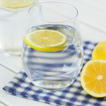 Woda z cytryną w nadmiernych ilościach może szkodzić. Jakie są skutki uboczne?