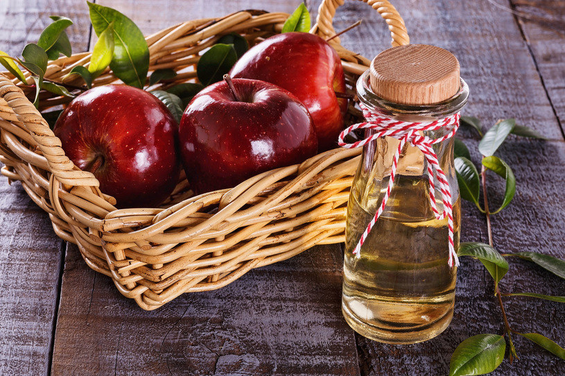 Woda z dodatkiem octu jabłkowego pomoże obniżyć poziom cukru /123RF/PICSEL