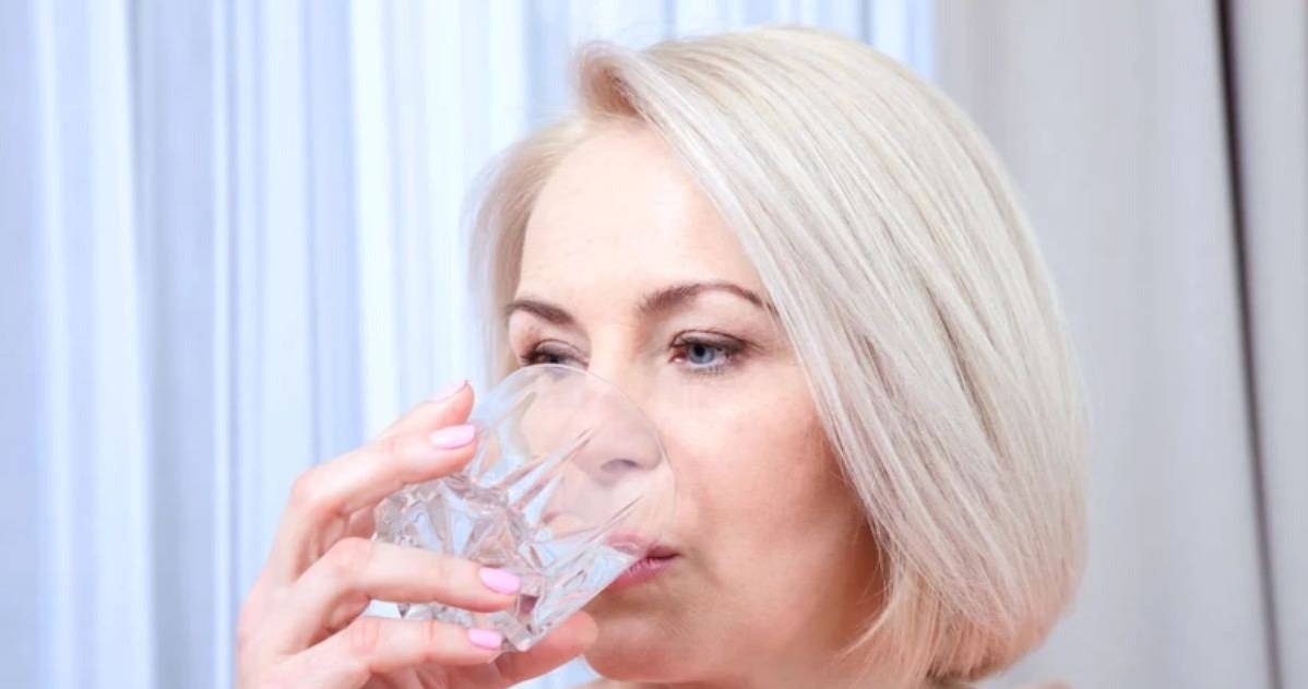 Woda z imbirem to doskonała alternatywa dla wieczornych przekąsek i herbaty. /123RF/PICSEL