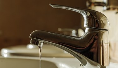 Woda z kranu płynie zbyt wolno? Sprawdź to, nim wezwiesz hydraulika