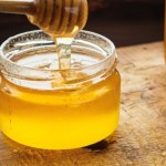 Woda z miodem przed snem. Naturalny eliksir, który ułatwia zasypianie i regeneruje organizm