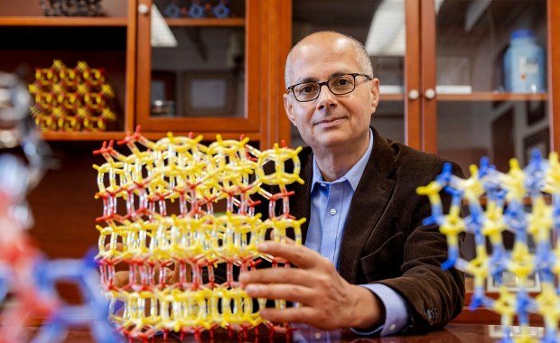 Woda z pustynnego powietrza? Noblista zaprezentował swój wynalazek