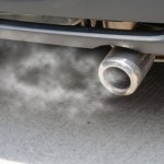 Woda z rury wydechowej. Kiedy to normalne, a kiedy jechać do mechanika?