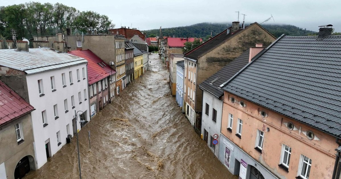 Woda z rzek podmywa kanalizacje, cmentarze, a także niesie ze sobą martwe zwierzęta, stając się realnym zagrożeniem dla zdrowia ludzi /SERGEI GAPON/AFP/East News /East News