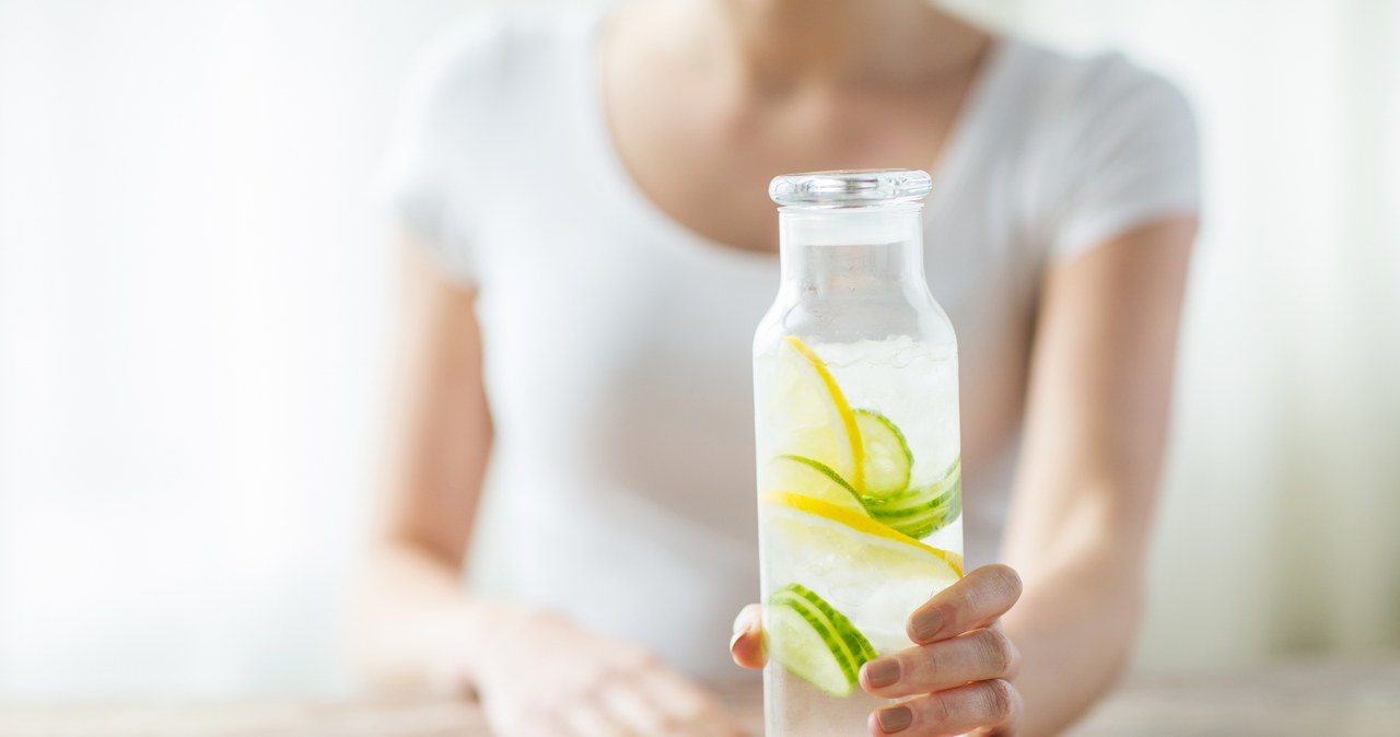 Woda z sokiem z limonki to doskonałe nawodnienie dla organizmu /123RF/PICSEL