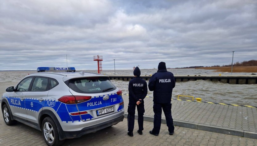 Woda z Zalewu Wiślanego zalewa Frombork i Suchacz. Strażacy w akcji