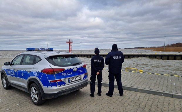 Woda z Zalewu Wiślanego zalewa Frombork i Suchacz. Strażacy w akcji