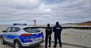 Woda z Zalewu Wiślanego zalewa Frombork i Suchacz. Strażacy w akcji