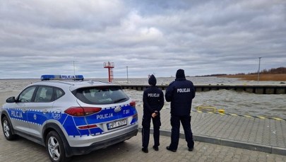 Woda z Zalewu Wiślanego zalewa Frombork i Suchacz. Strażacy w akcji