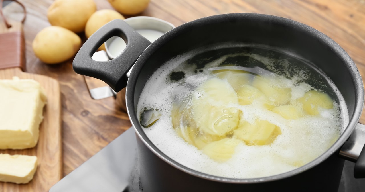 Woda z ziemniaków po gotowaniu ma wiele zastosowań /123RF/PICSEL