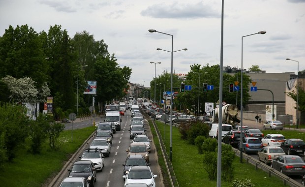 Woda zaczęła wypływać na jezdnię. Awaria w Krakowie i duże utrudnienia