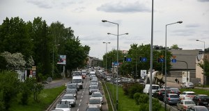 Woda zaczęłą wypływać na jezdnię. Awaria w Krakowie i duże utrudnienia