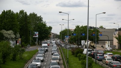 Woda zaczęła wypływać na jezdnię. Awaria w Krakowie i duże utrudnienia