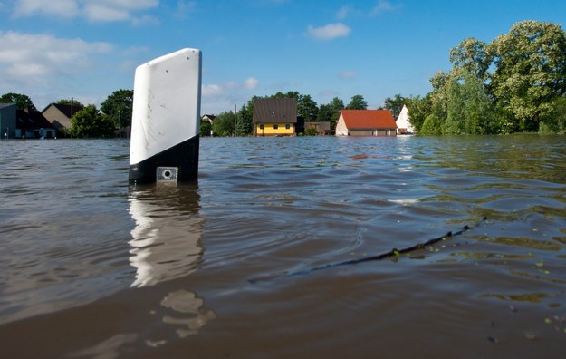 Woda zalała całkowicie Fischbeck i kilka innych miejscowości /PATRICK PLEUL  /PAP/EPA