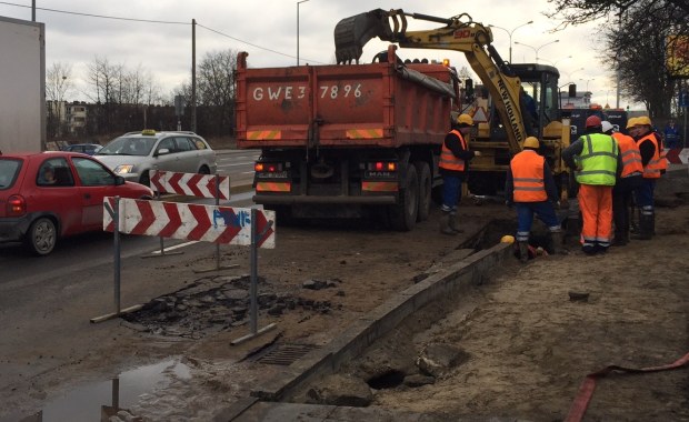 Woda zalała krajową "6" w Rumii na Pomorzu. Są utrudnienia w ruchu