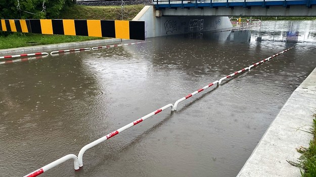 Woda zalała przejazd pod wiaduktem przy ul. Sierakowskiego w Radomsku (fot. Radomsko24.pl) /