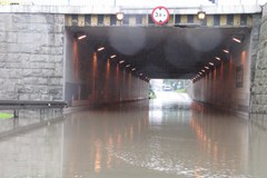 Woda zalała tunel pod rondem Grunwaldzkim w Krakowie