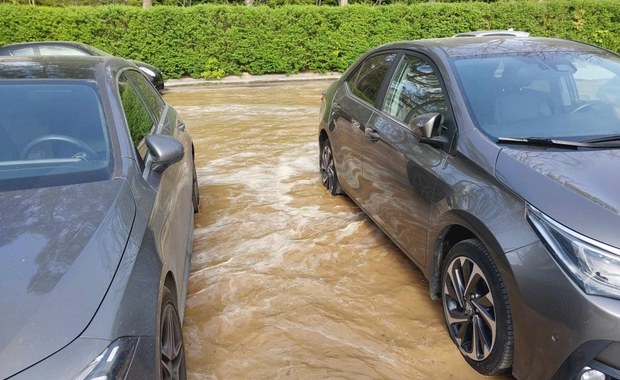 Woda zalała ul. Jarzębiny i plac budowy Kocmyrzowskiej. Uszkodzono wodociąg