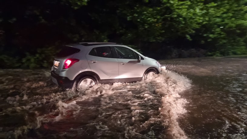 Woda zalała ulice /Polsat News